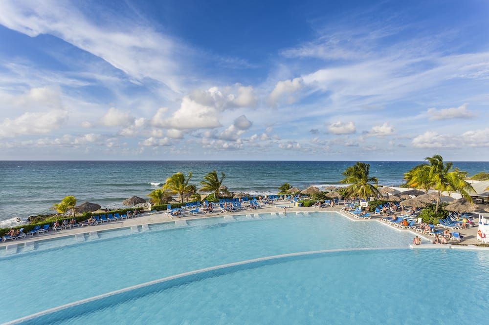 حوض السباحة