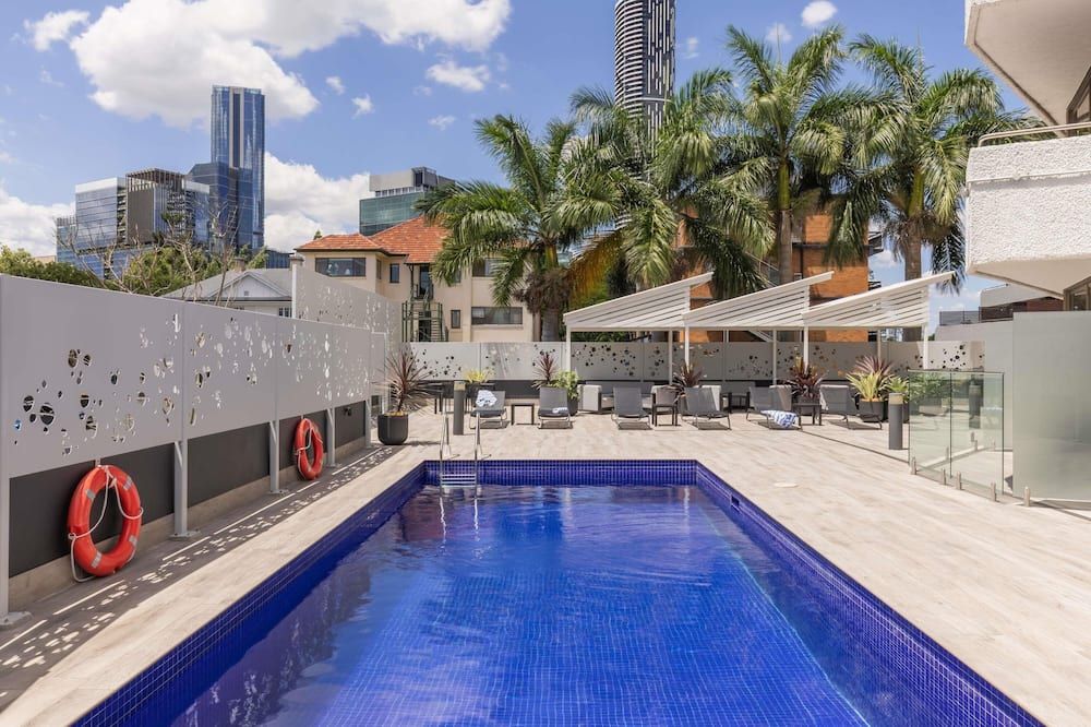 حوض السباحة