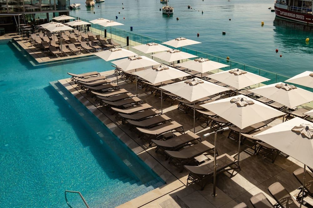 حوض السباحة