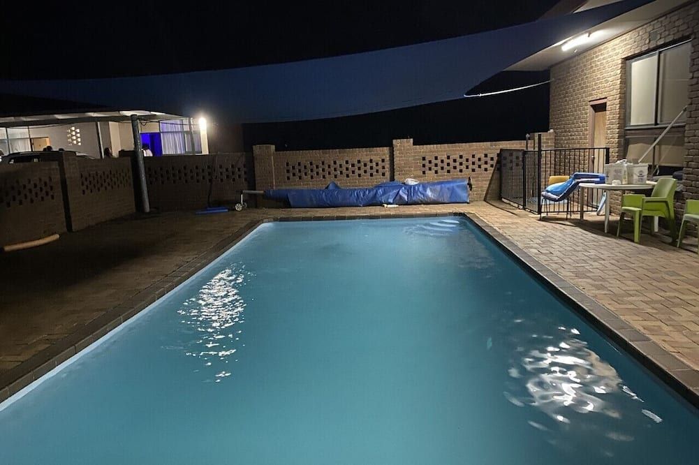 حوض السباحة