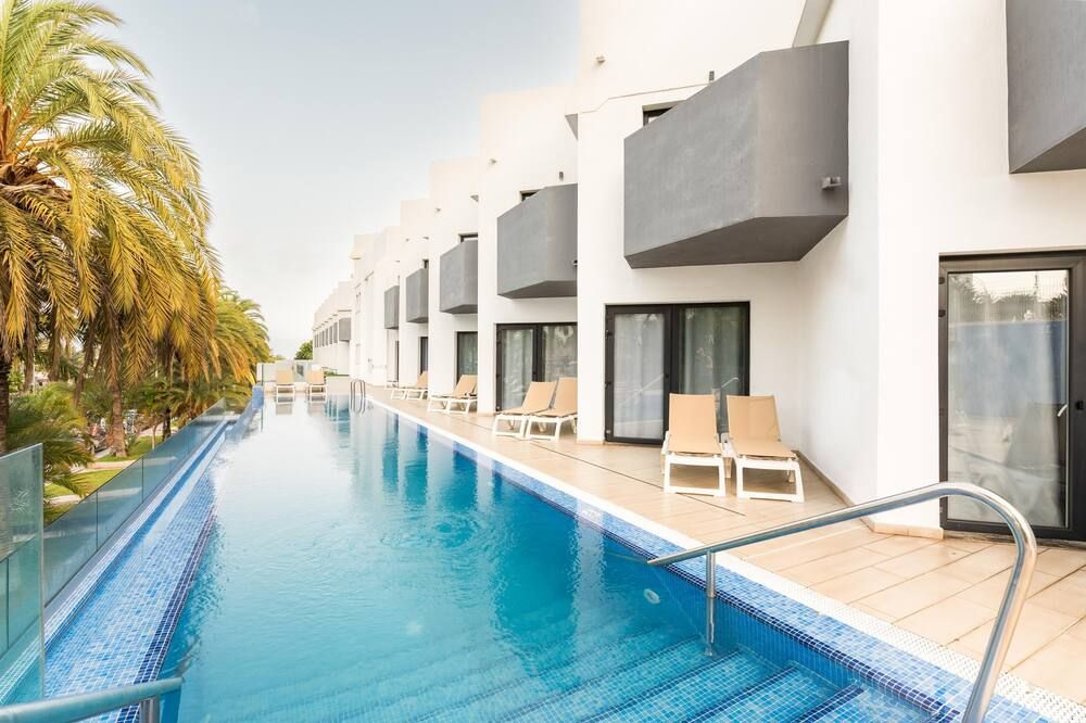 حوض السباحة