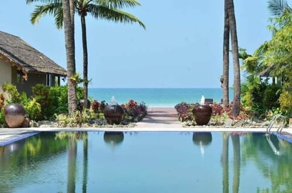 حوض السباحة