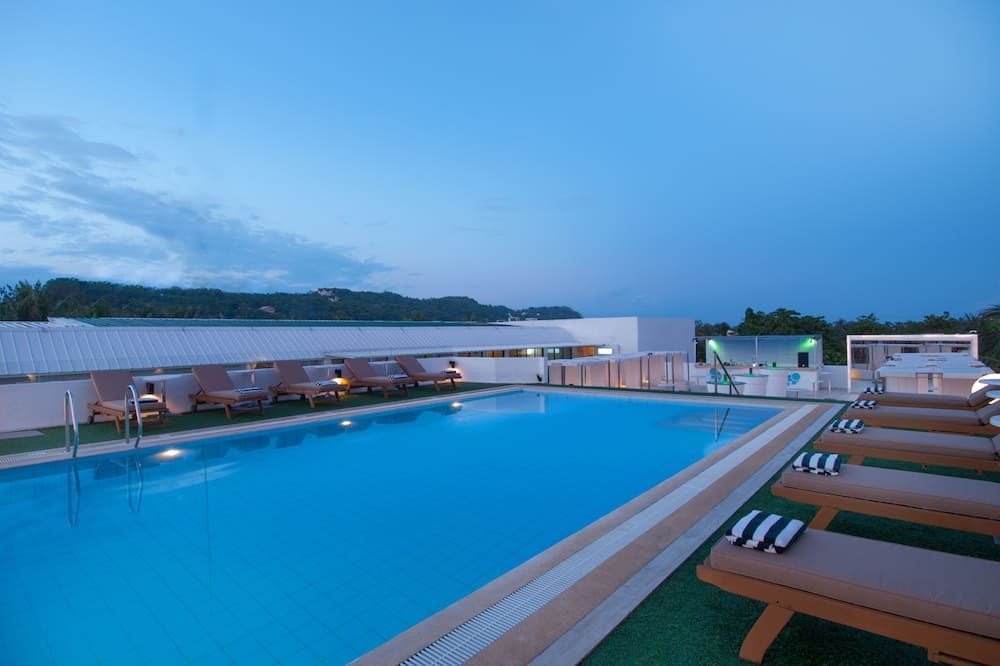 حوض السباحة