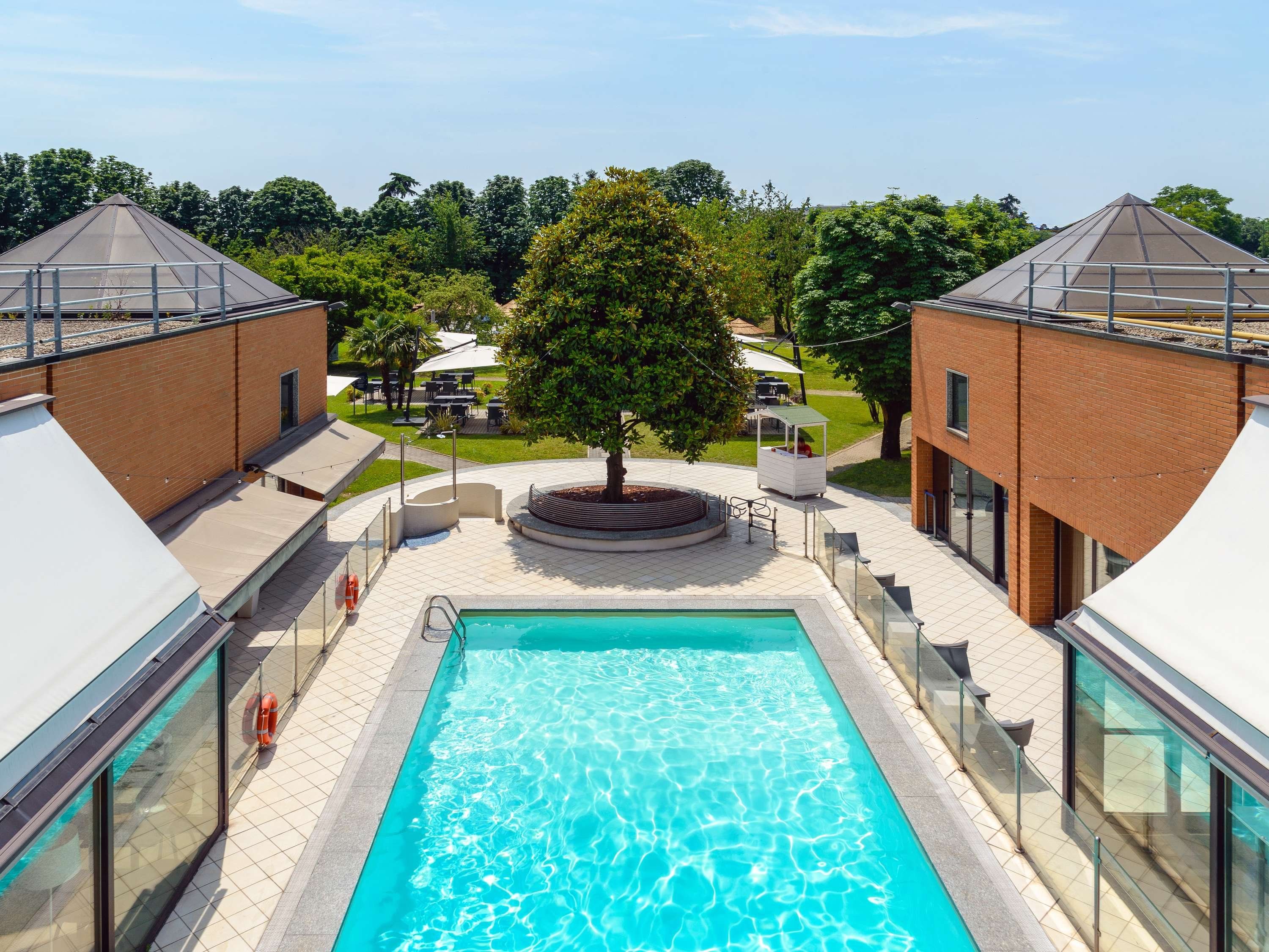 حوض السباحة