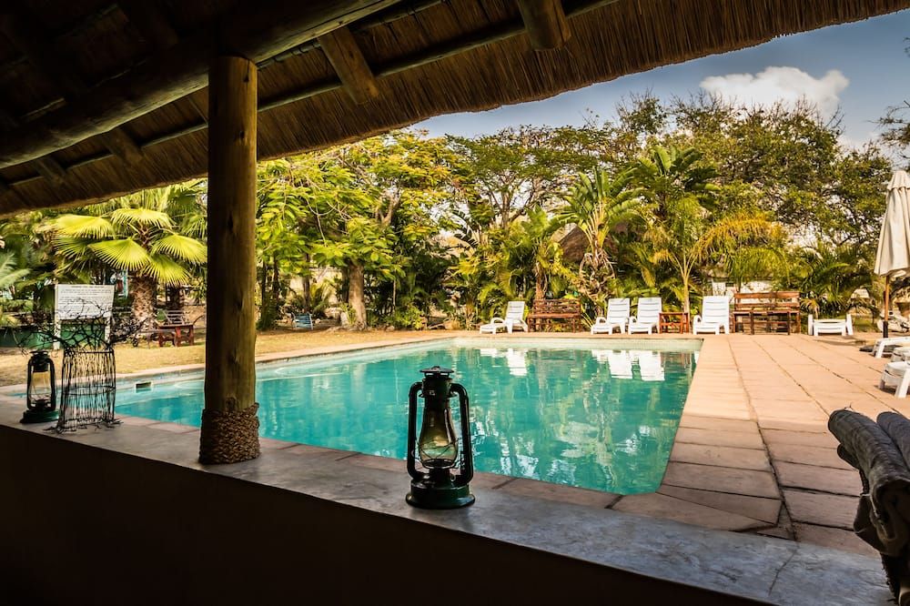 حوض السباحة