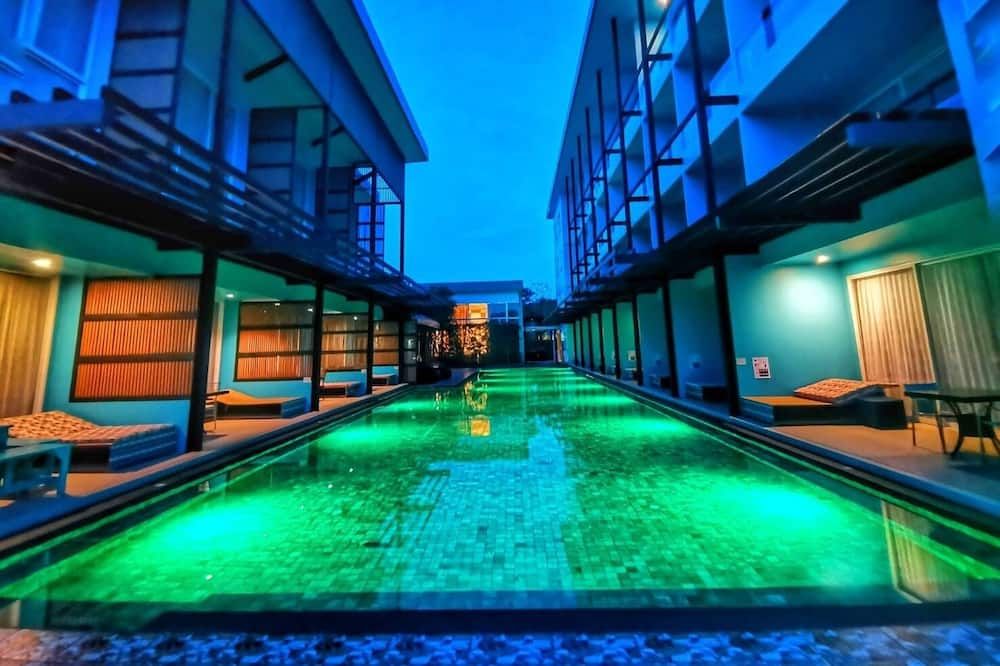 حوض السباحة صورة