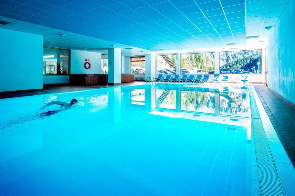 حوض السباحة