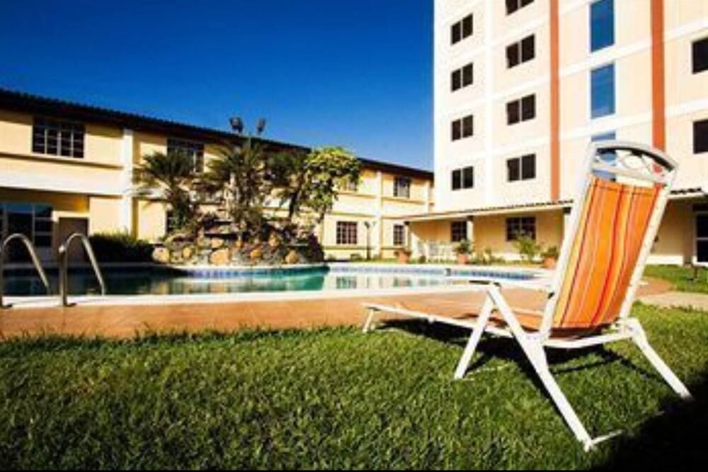 حوض السباحة