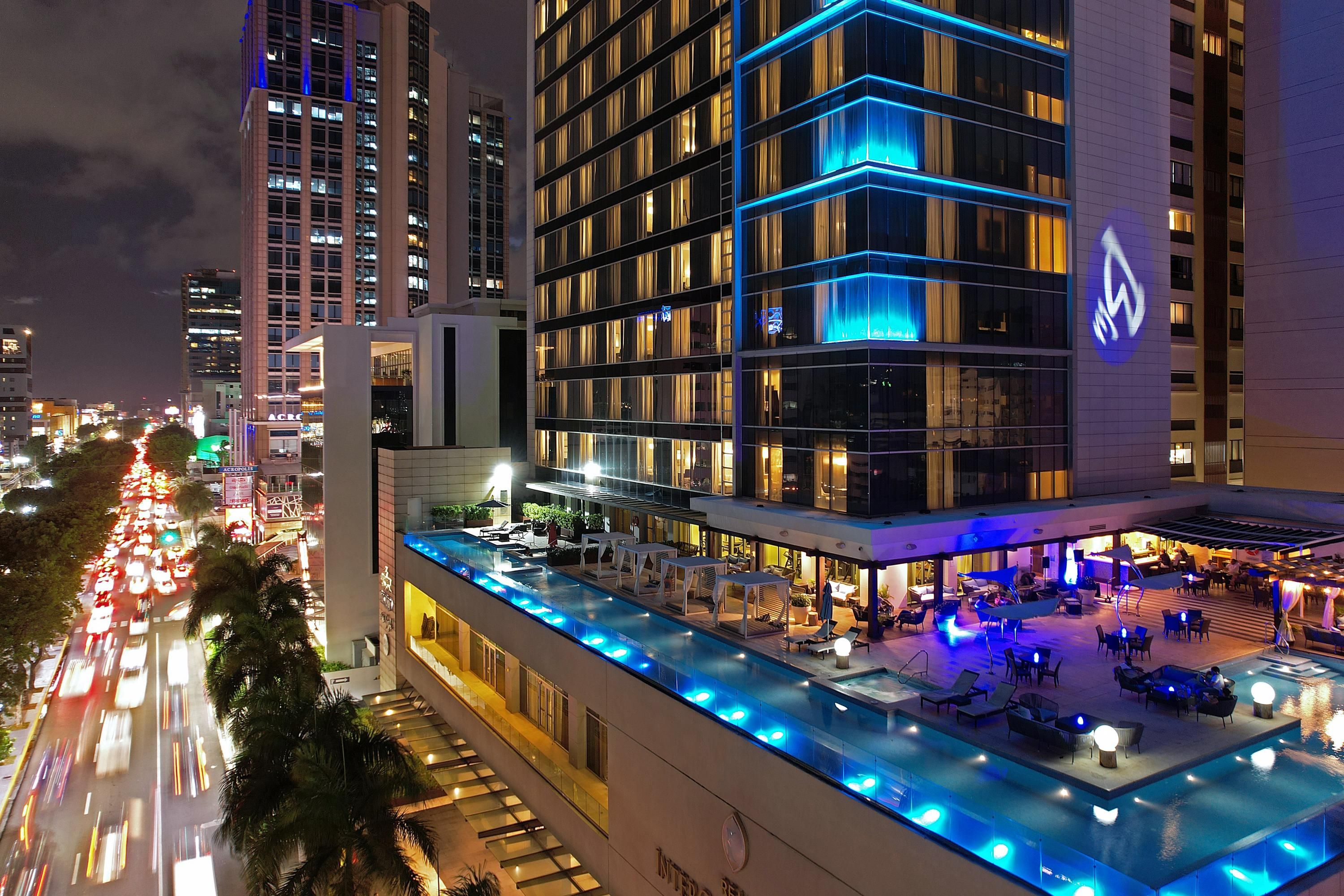 حوض السباحة