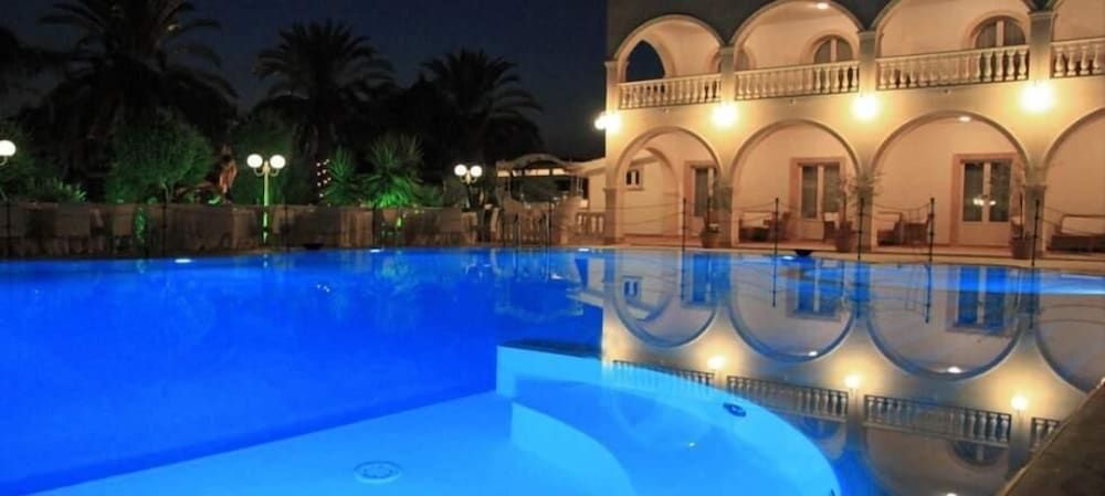 حوض السباحة