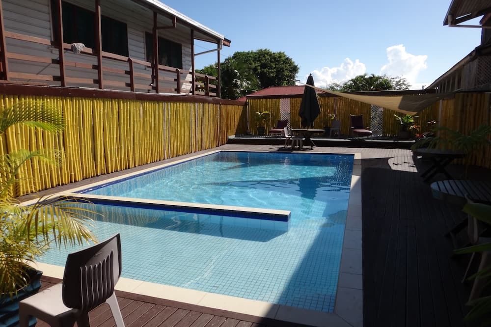 حوض السباحة