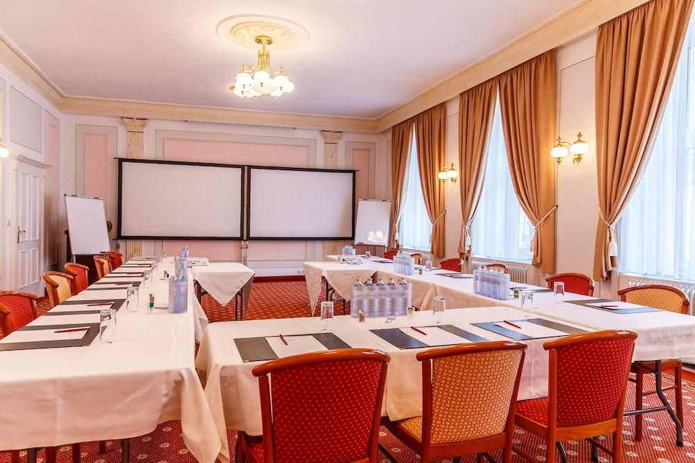 غرفة الاجتماعات