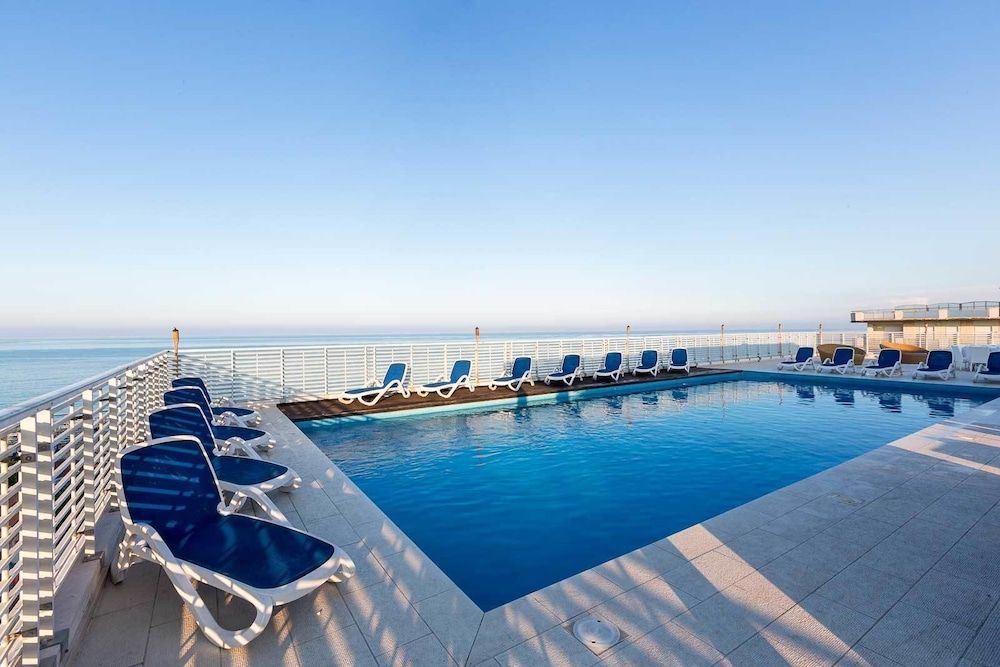 حوض السباحة