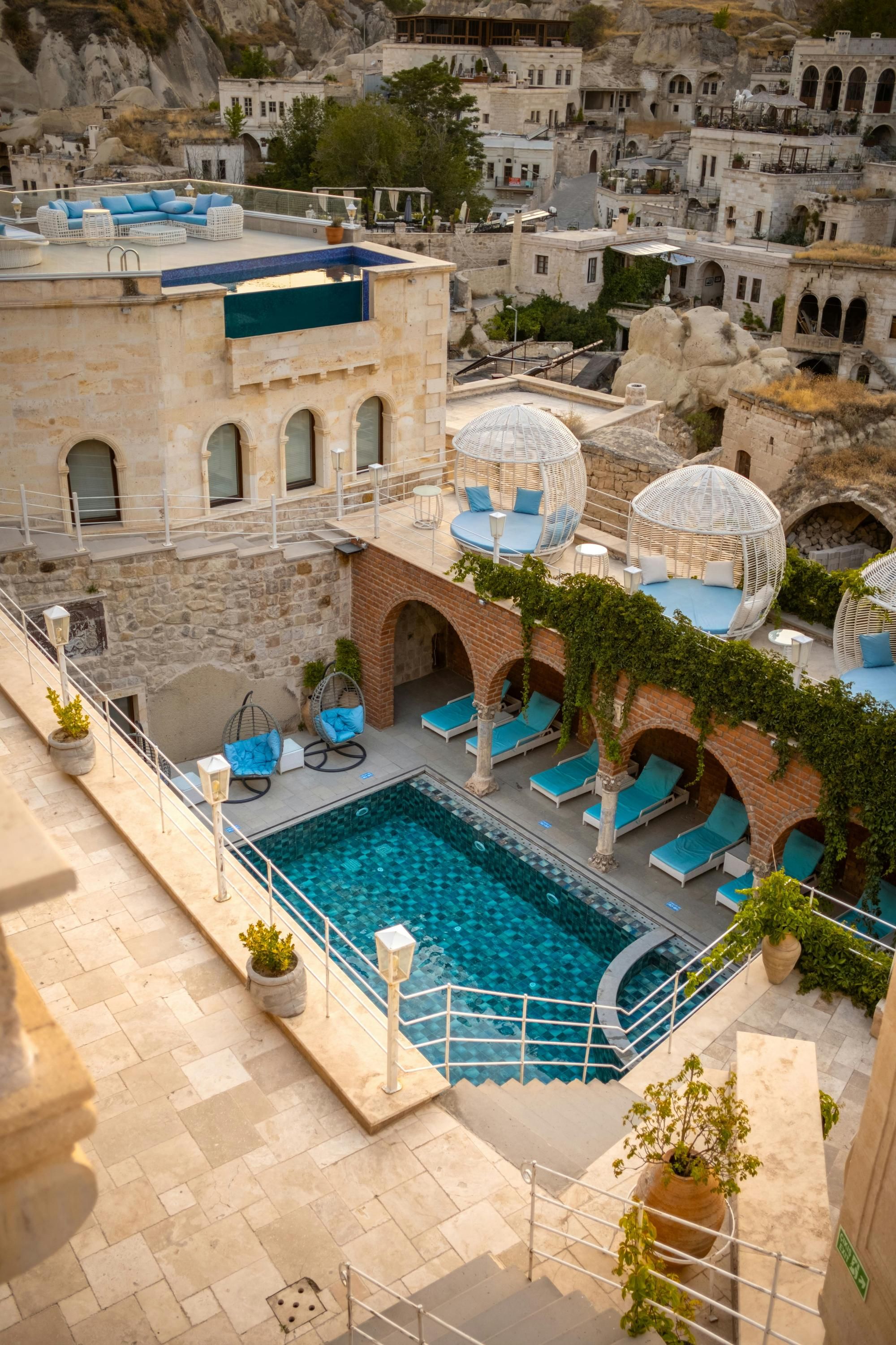حوض السباحة
