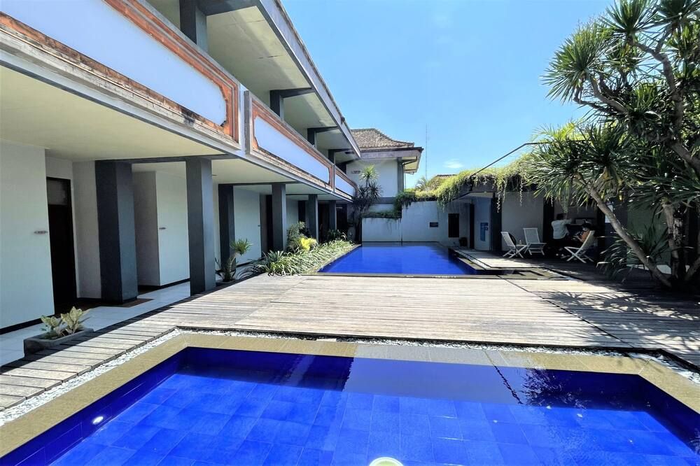 حوض السباحة