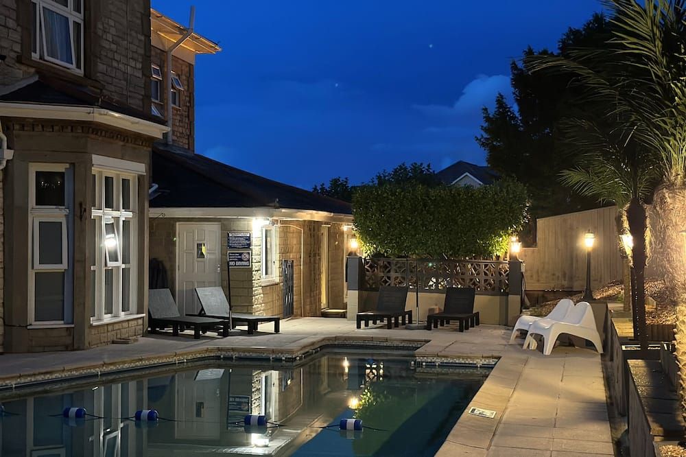 حوض السباحة