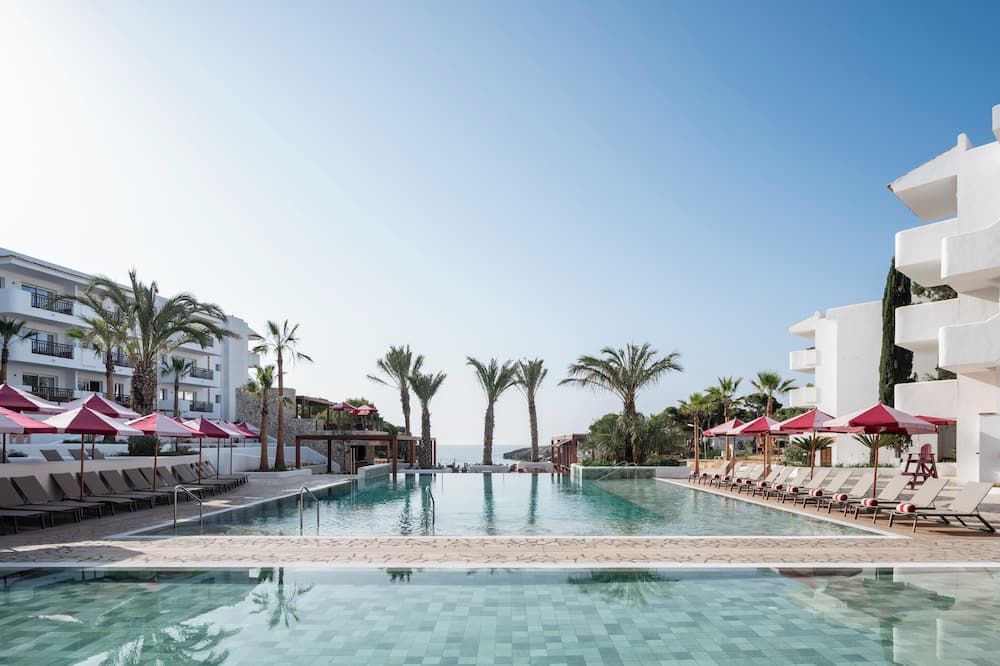 حوض السباحة