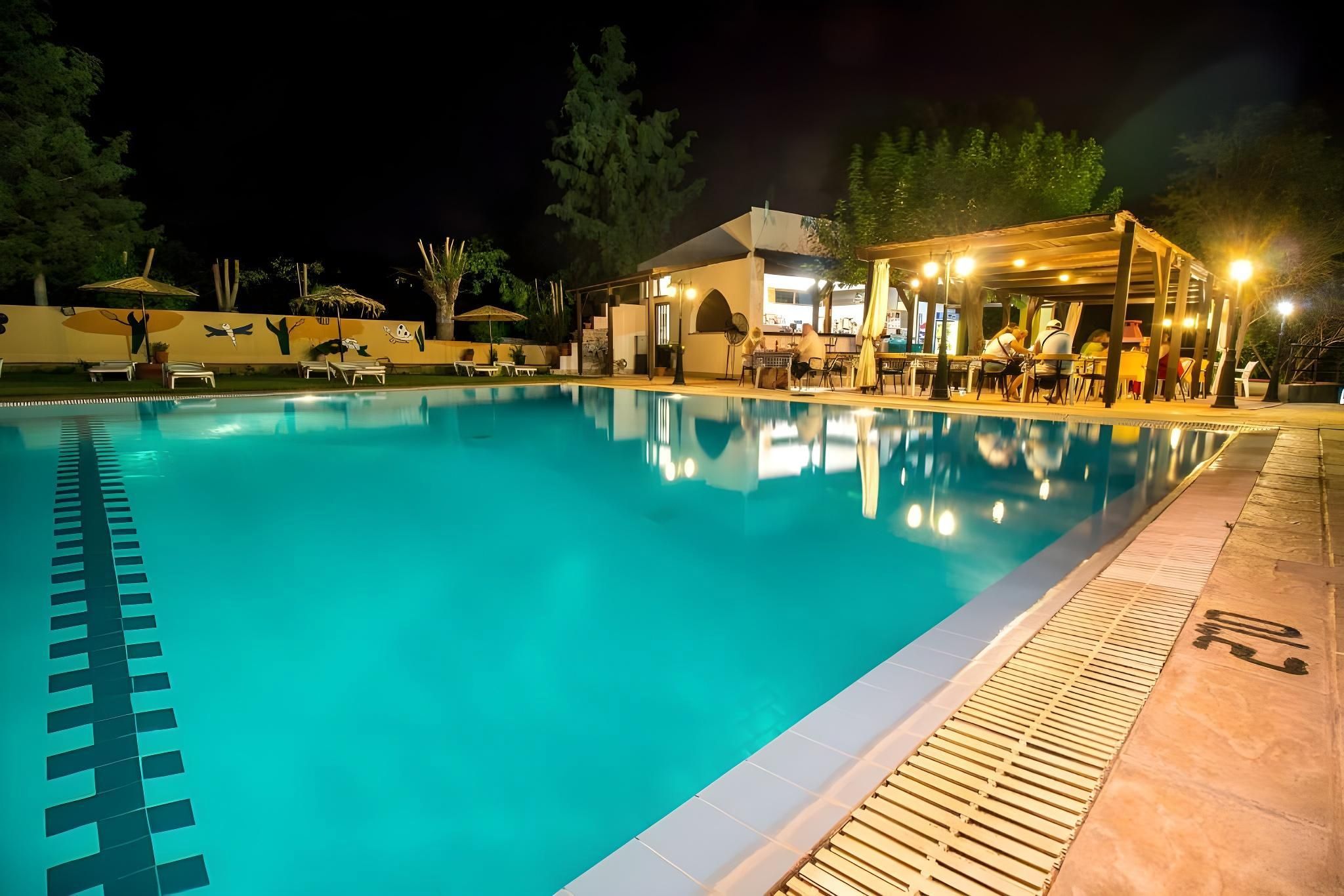 حوض السباحة