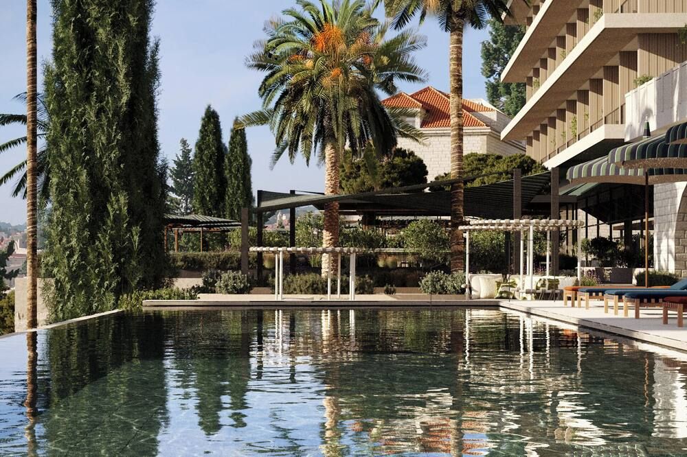 حوض السباحة