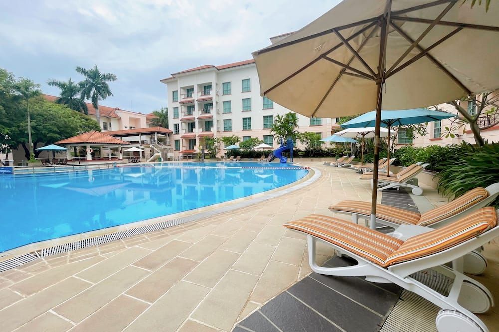 حوض السباحة