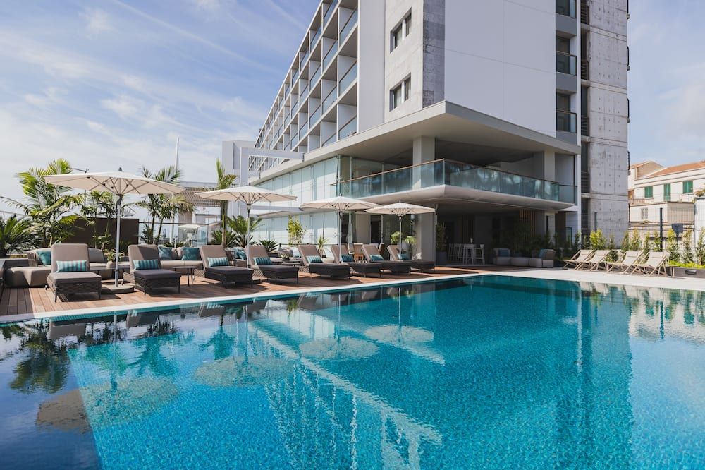 حوض السباحة