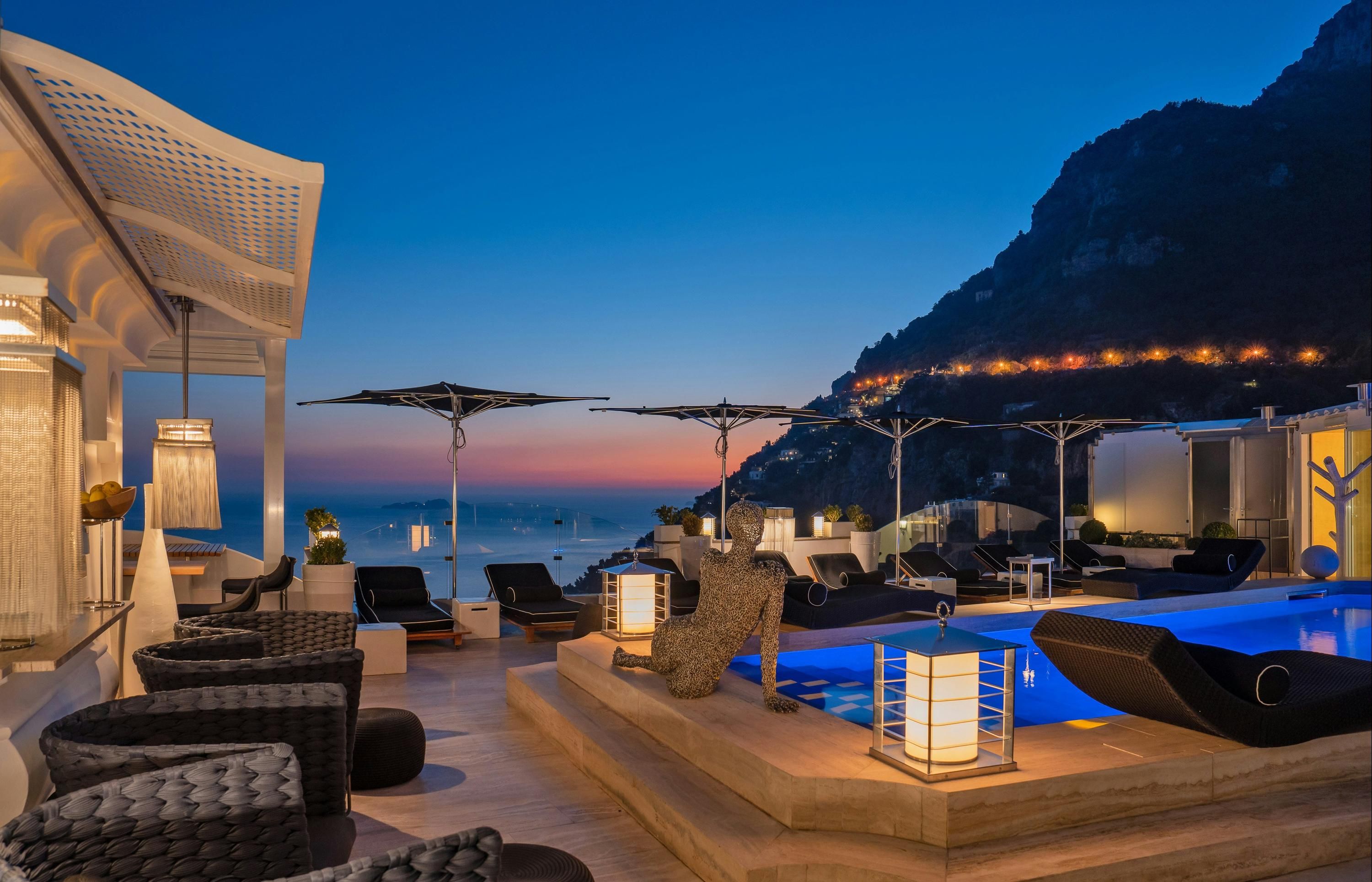 حوض السباحة