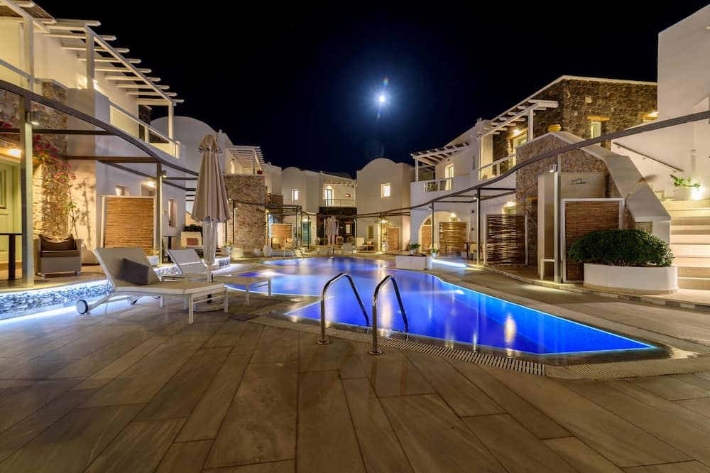 حوض السباحة