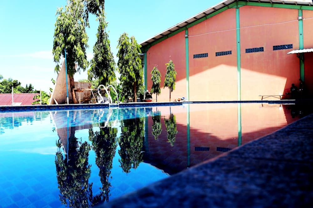 حوض السباحة