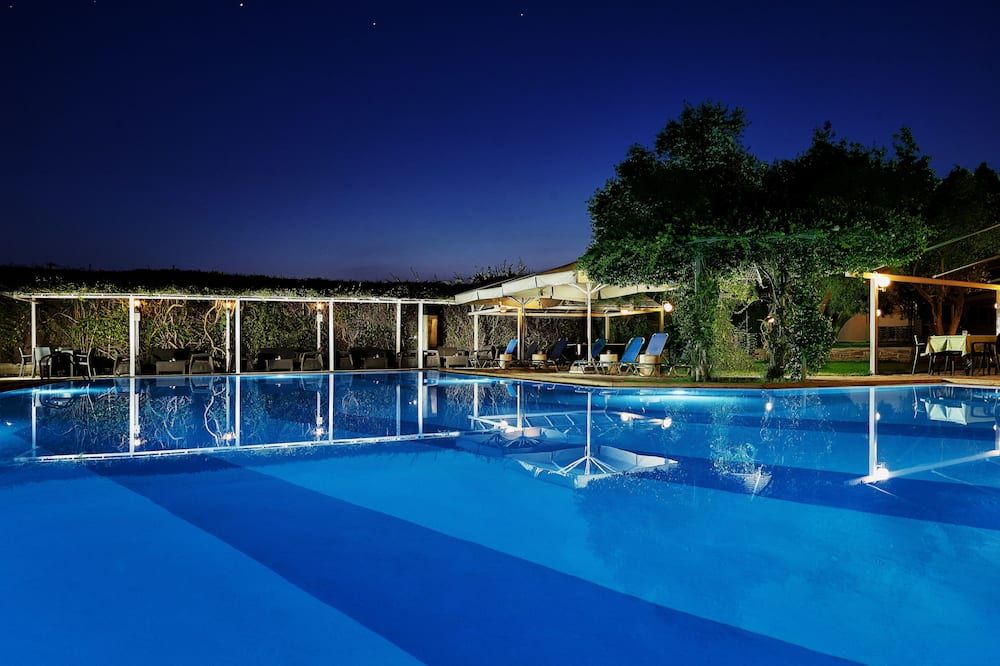 حوض السباحة