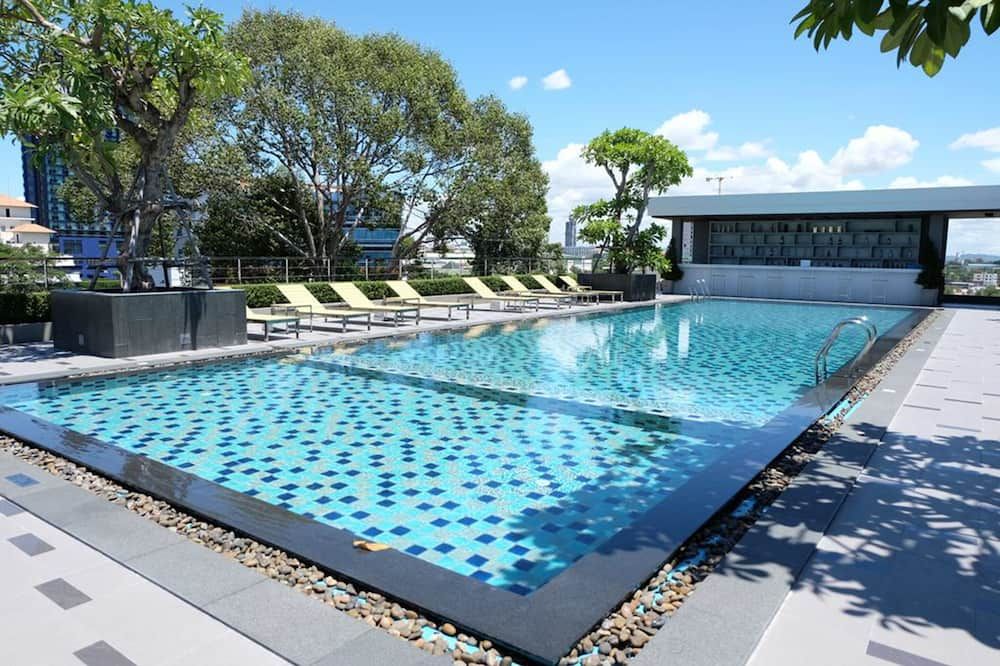 حوض السباحة