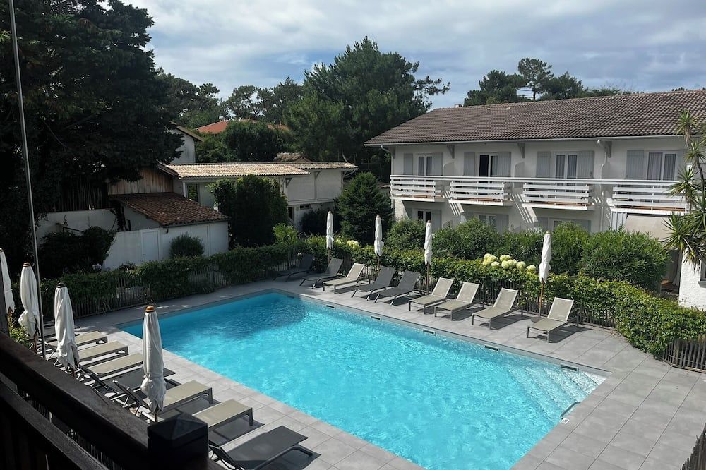 حوض السباحة