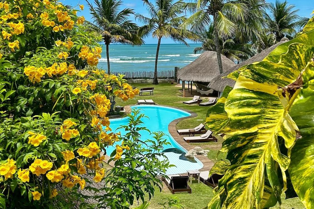 حوض السباحة