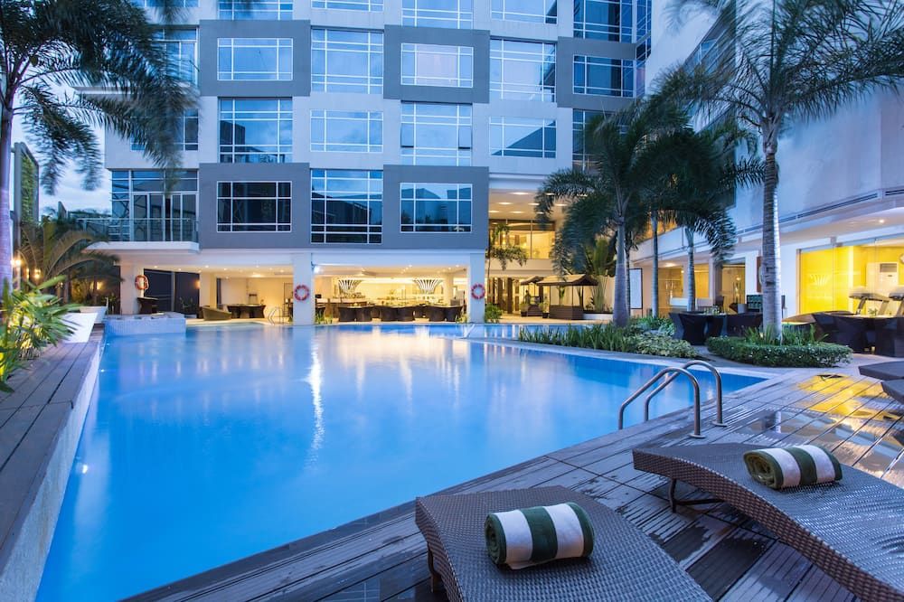 حوض السباحة