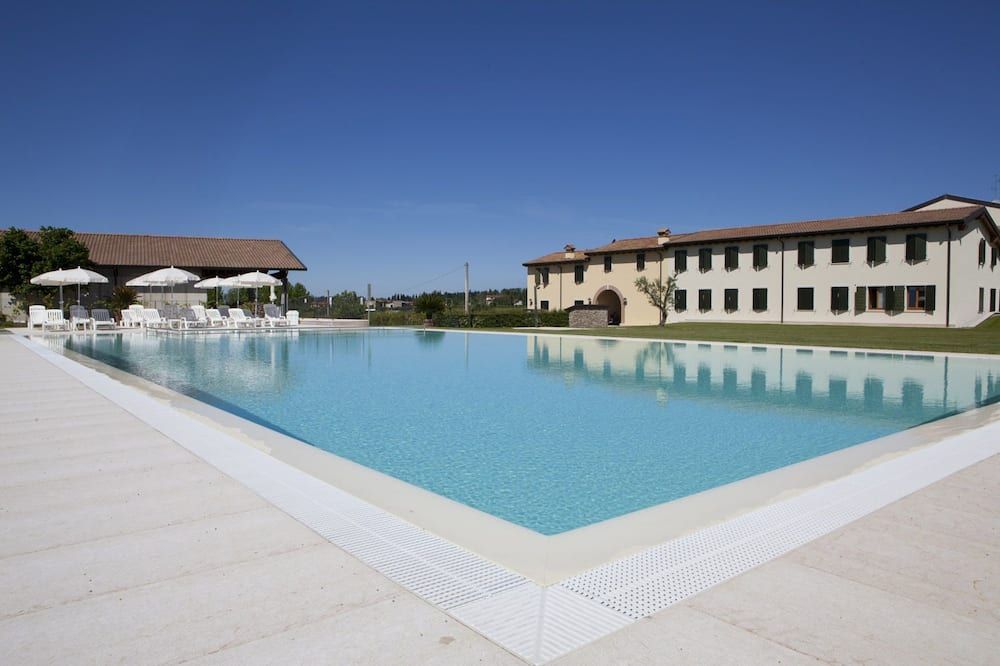 حوض السباحة صورة