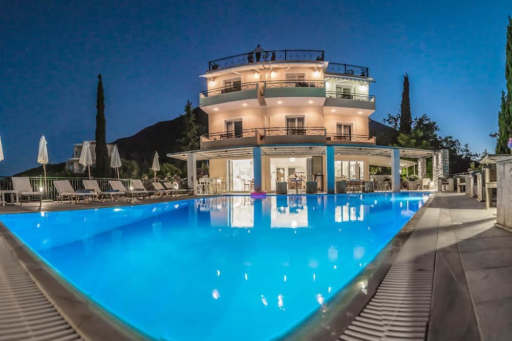 حوض السباحة صورة