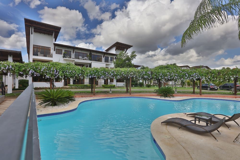 حوض السباحة