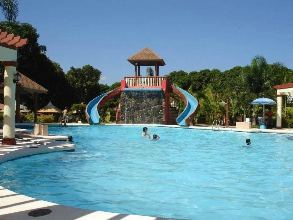 حوض السباحة