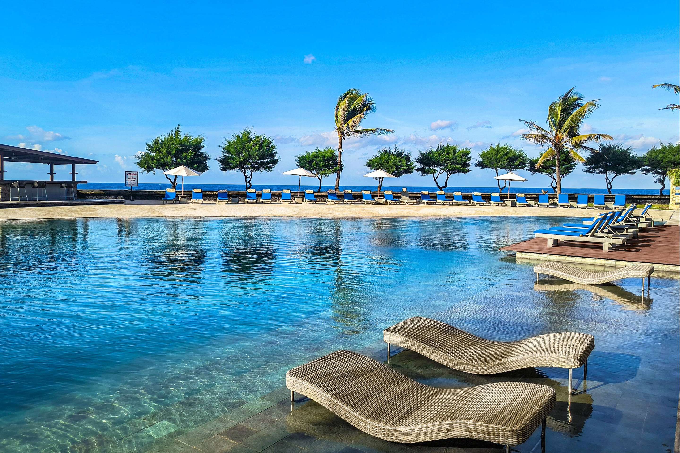 حوض السباحة