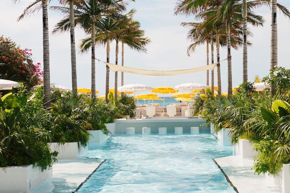 حوض السباحة