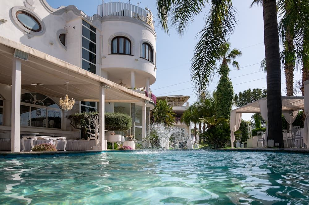 حوض السباحة