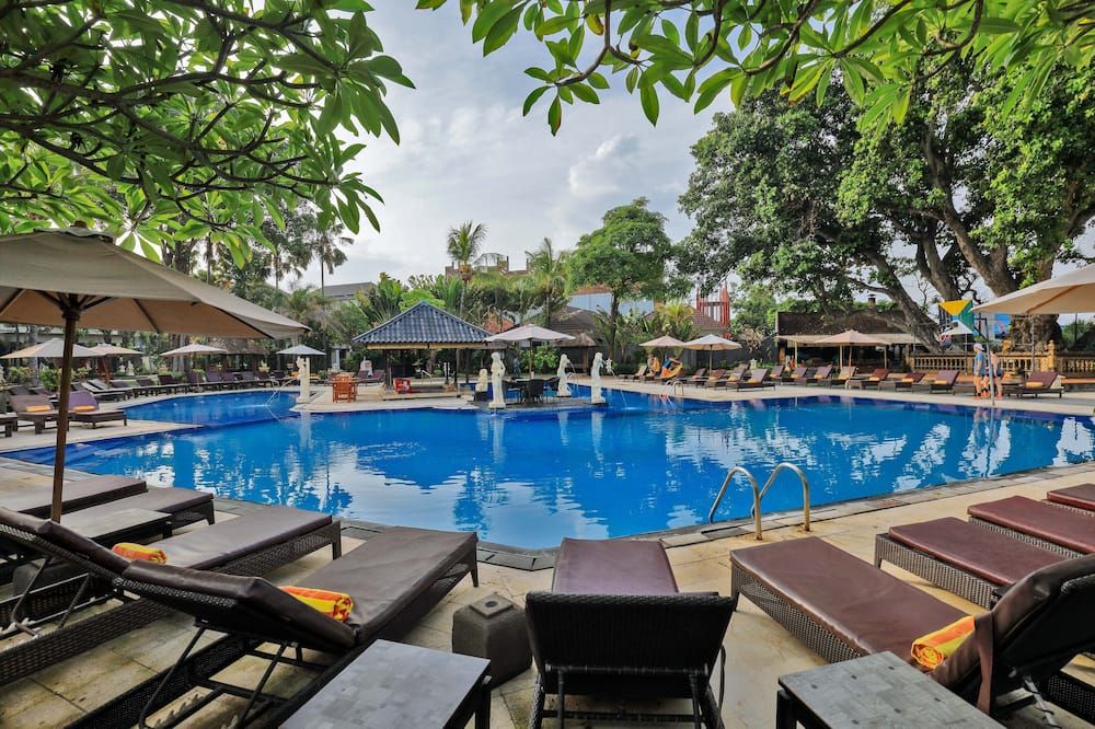 حوض السباحة