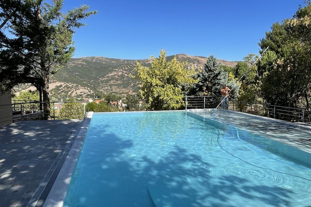 حوض السباحة