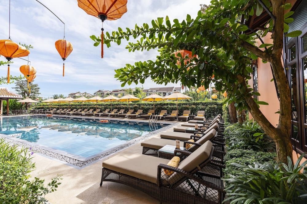 حوض السباحة