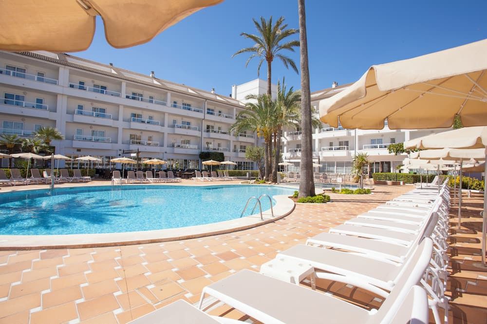 حوض السباحة