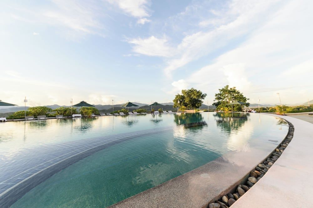 حوض السباحة