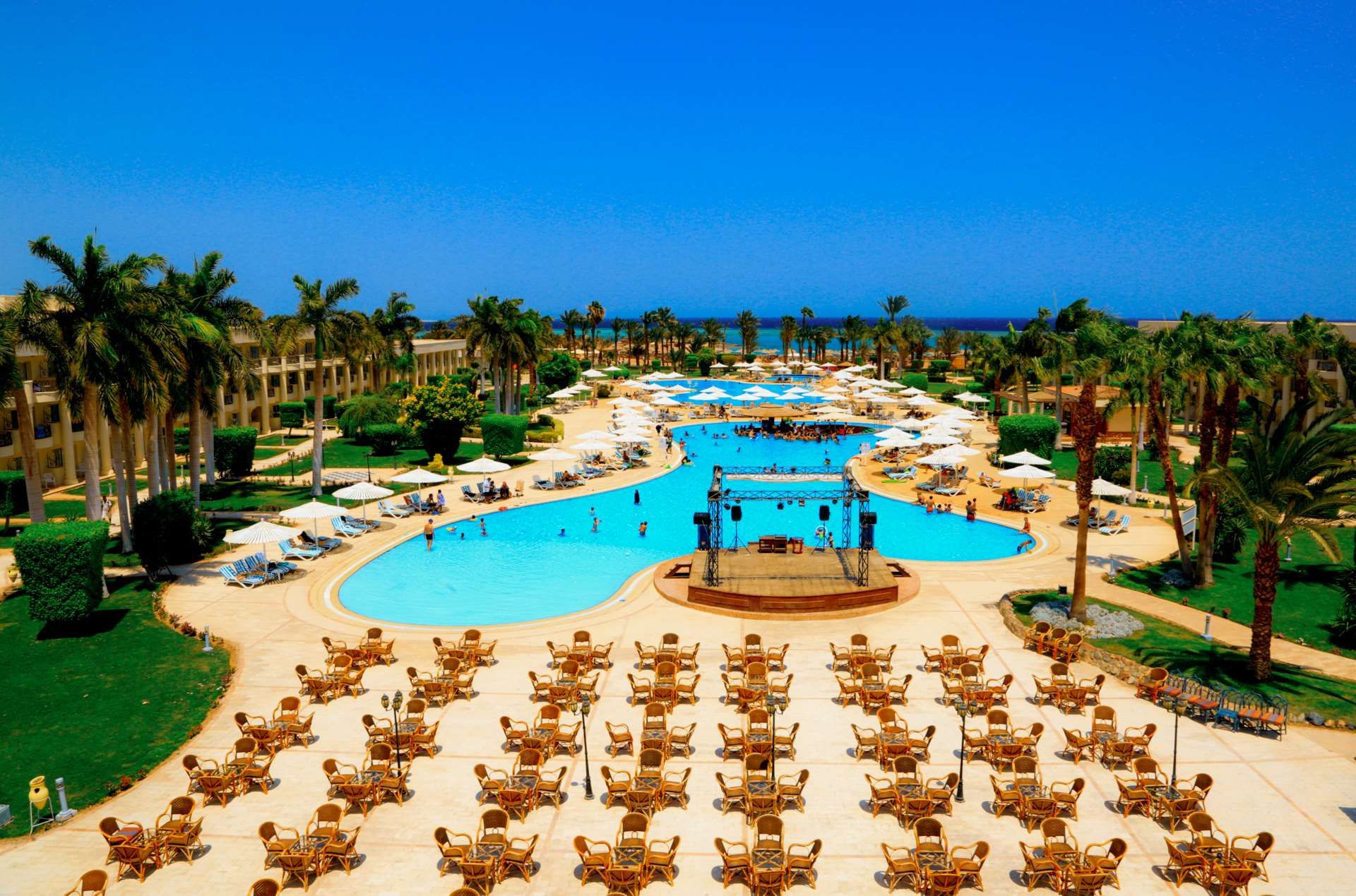 حوض السباحة