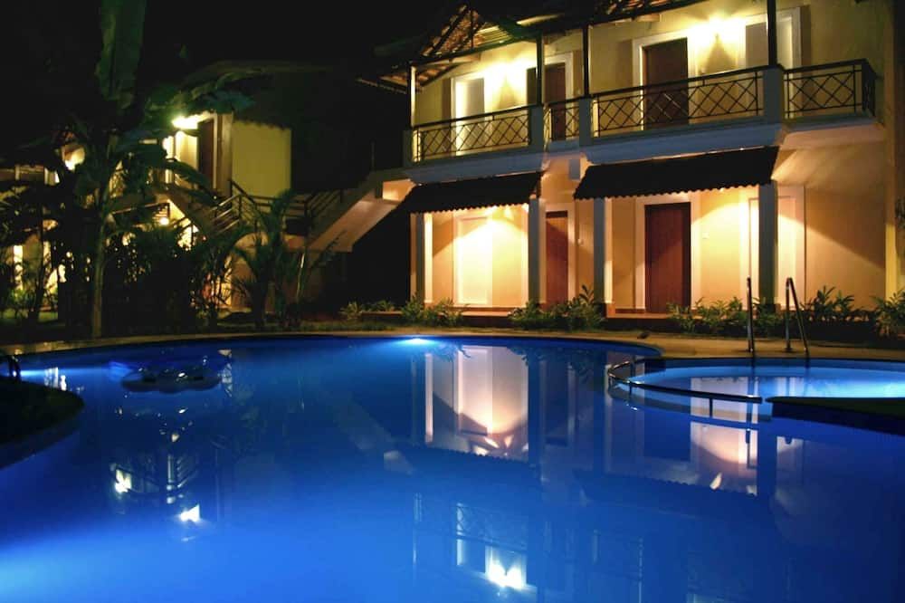 حوض السباحة