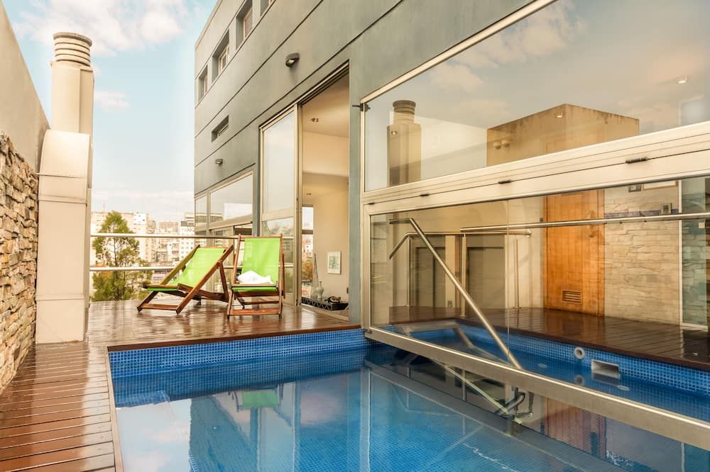 حوض السباحة