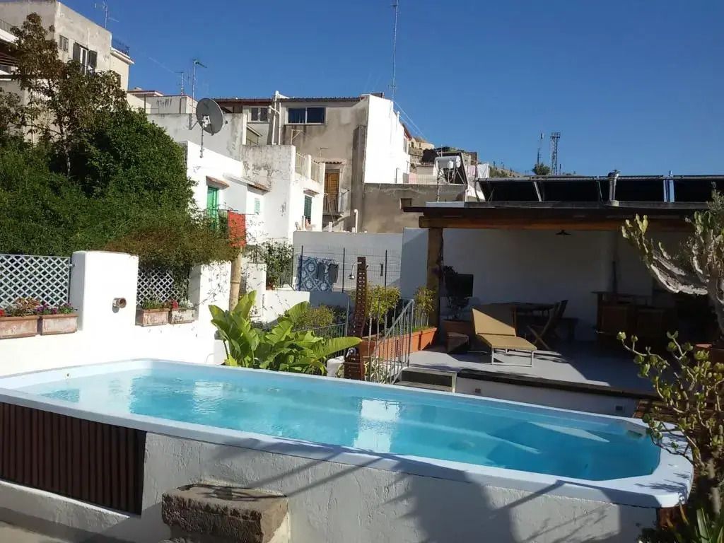 حوض السباحة