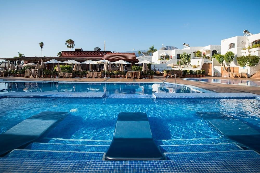 حوض السباحة